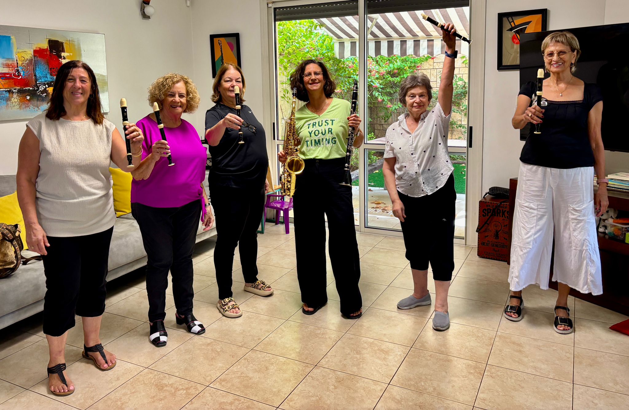 קבוצת משתתפות מנגנות בחליליות ובסקסופון